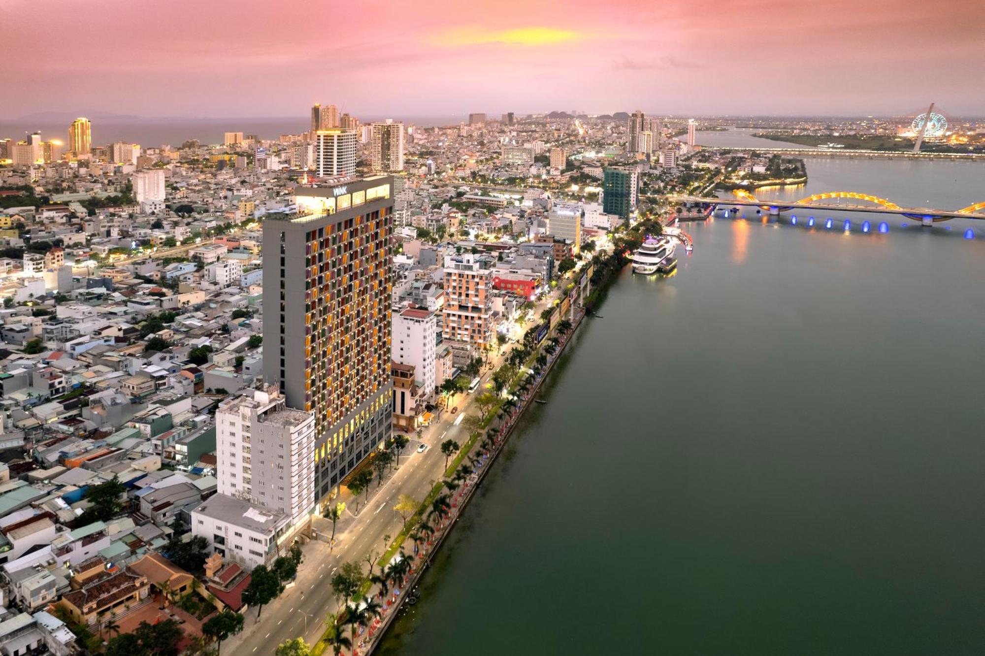 Wink Icon Hotel Danang Riverside - Luxury Suites - 24Hrs Stay & Rooftop Pool Bar Exterior foto