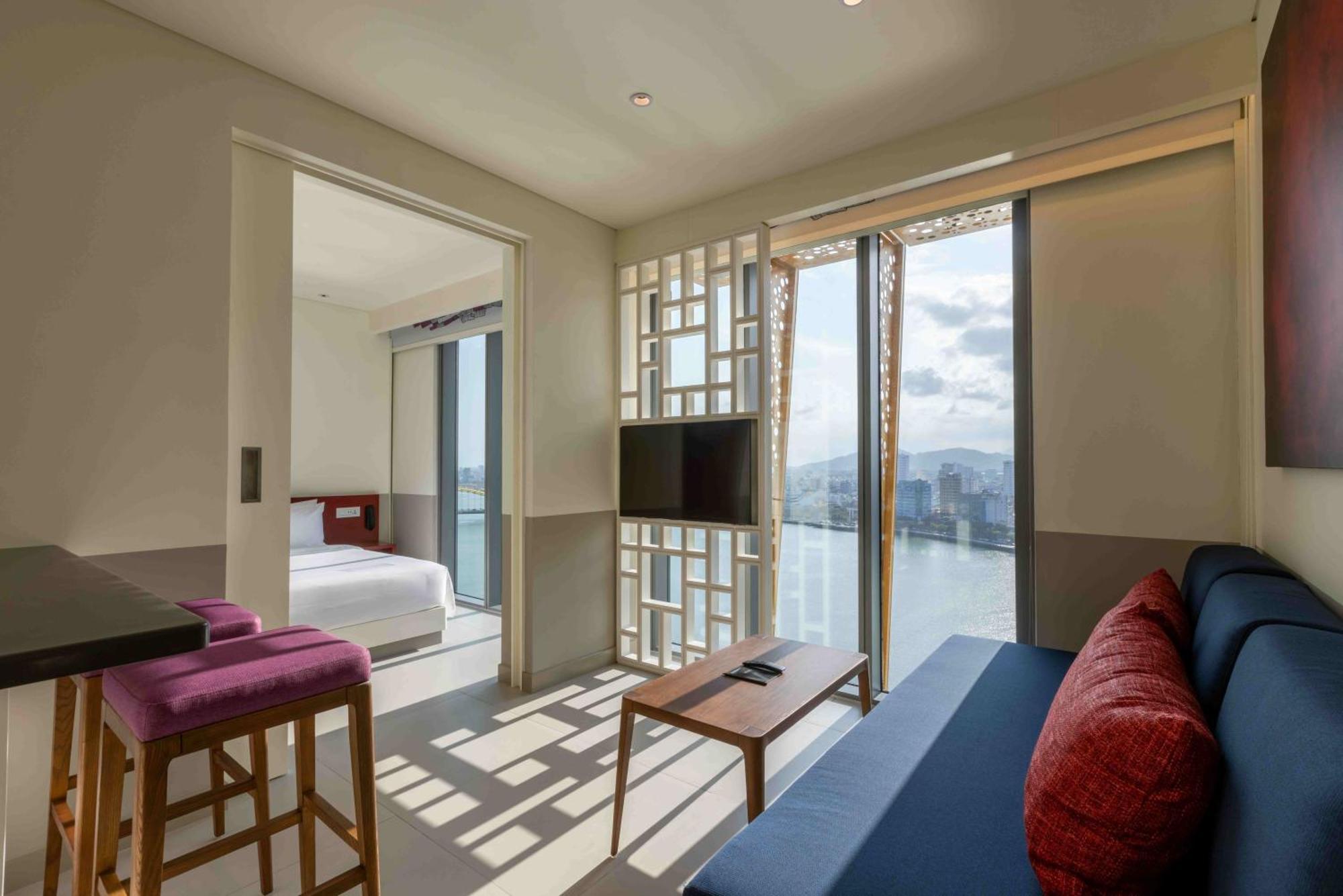 Wink Icon Hotel Danang Riverside - Luxury Suites - 24Hrs Stay & Rooftop Pool Bar Exterior foto