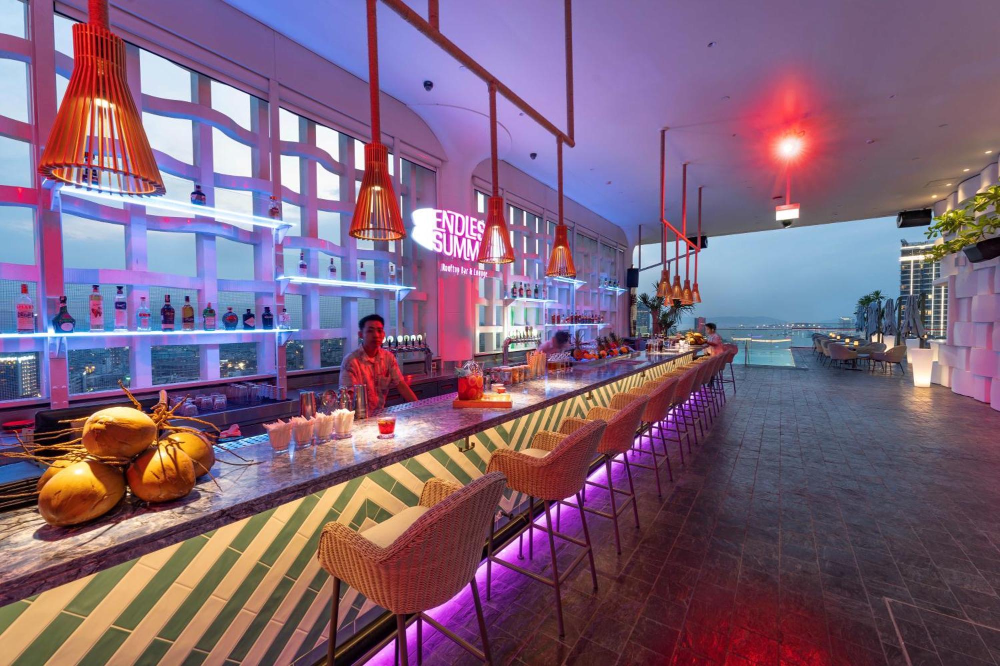 Wink Icon Hotel Danang Riverside - Luxury Suites - 24Hrs Stay & Rooftop Pool Bar Exterior foto