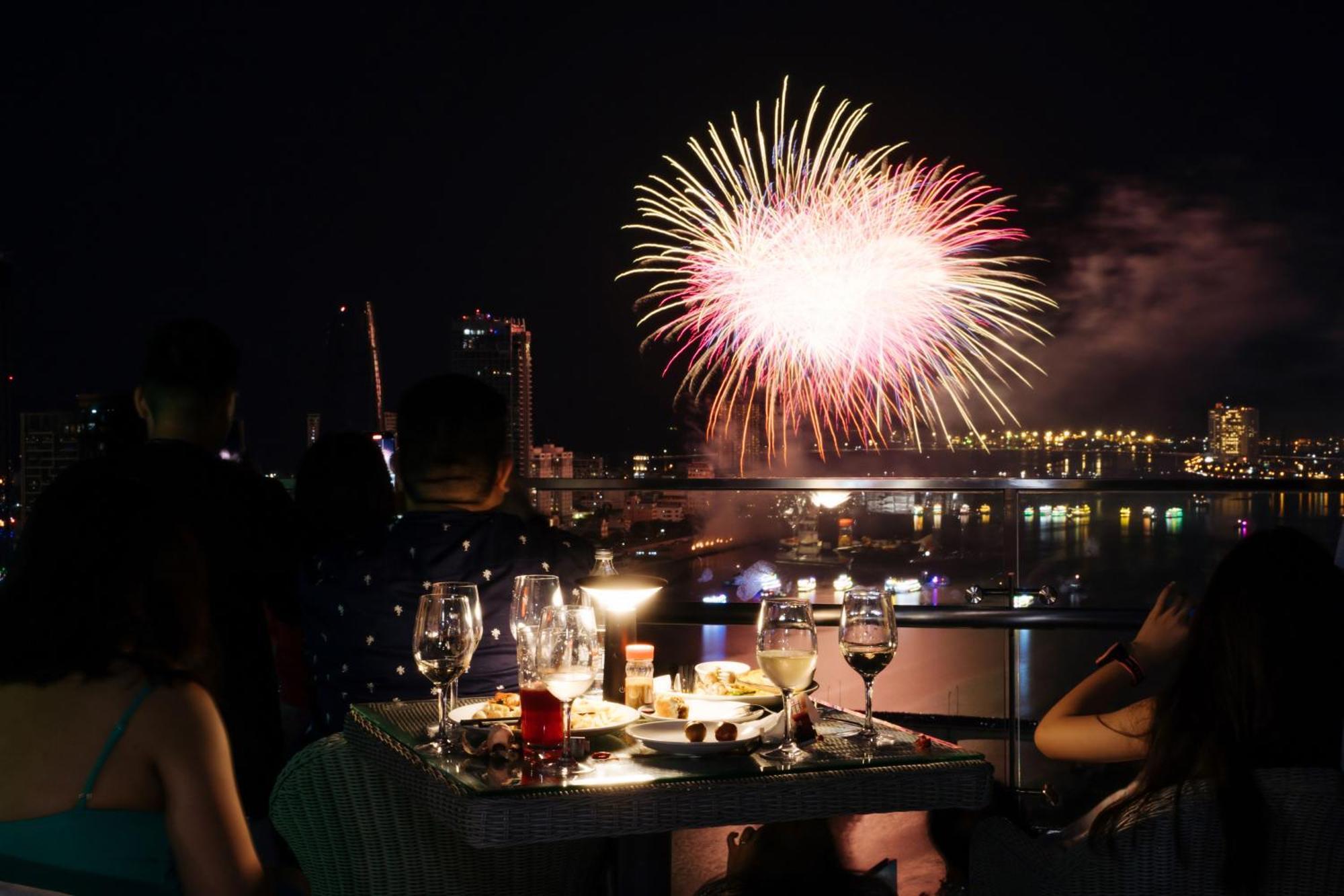Wink Icon Hotel Danang Riverside - Luxury Suites - 24Hrs Stay & Rooftop Pool Bar Exterior foto