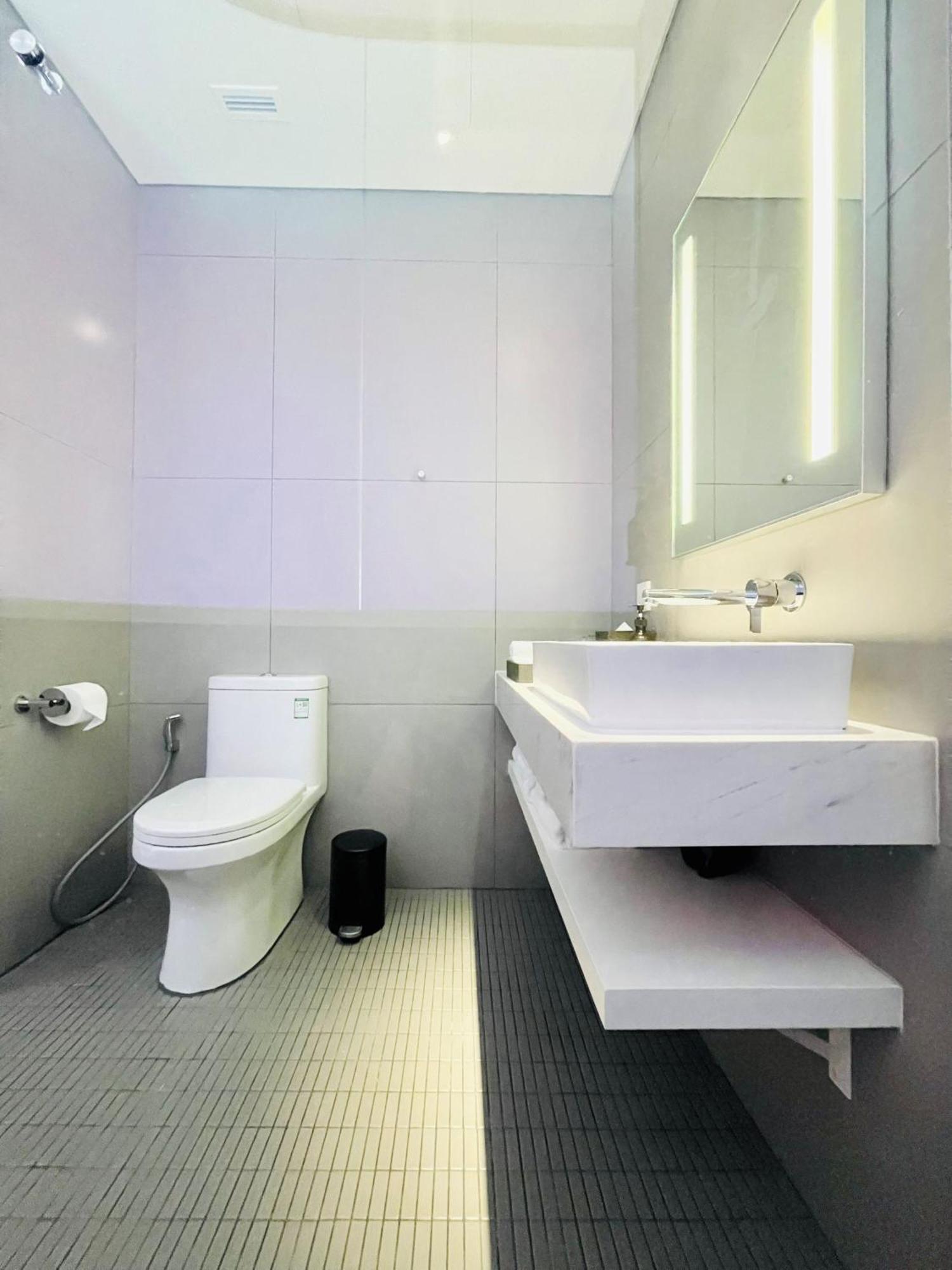 Wink Icon Hotel Danang Riverside - Luxury Suites - 24Hrs Stay & Rooftop Pool Bar Exterior foto
